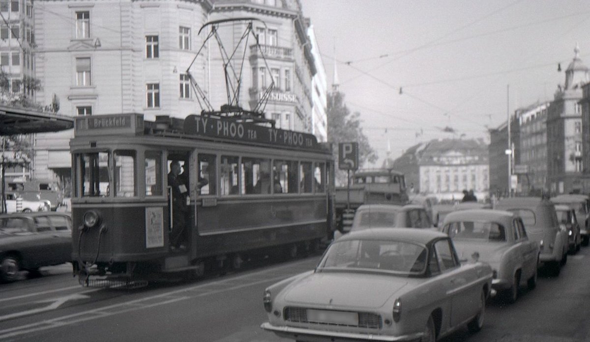 Die ehemalige Tramlinie 1 (Betriebseinstellung 11.Oktober 1965): Wagen 150 am Hirschengraben, von Westen kommend. Sptsommer 1965 