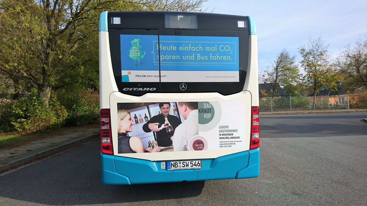......die eigen Werbung f�r das umsteigen auf den Bus wurde an allen Bussen angebracht an der Heckscheibe sowie hier an dem Citaro NB SW 546 zusehen ist (November 2017) 