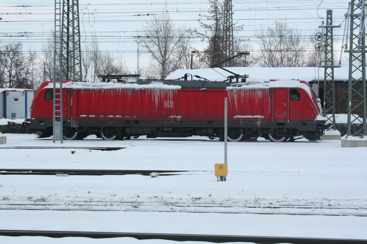 Die Eiszapfen gepr�gte 187 145 bei einer Rangierfahrt im G�terbahnhof Halle/Saale am 10.2.21