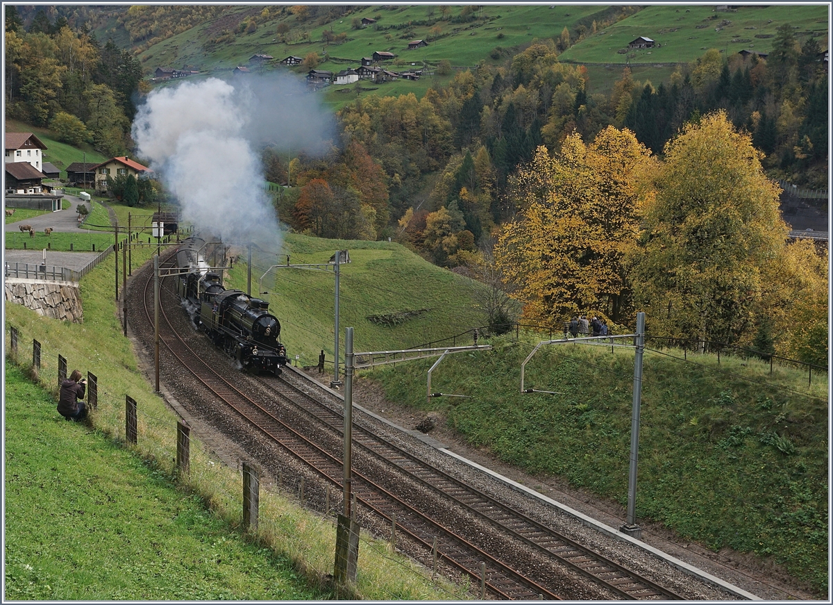 Die Elefanten kommen! Die C 5/6 N° 2978 und N° 2969 führen gemeinsam einen langen Extrazug über die Gotthard Panorama Strecke. Dem Vernehmen nach soll diese Doppeltraktion die erste seit über sechzig Jahren sein.
Intschi, den 21. Okt. 2017