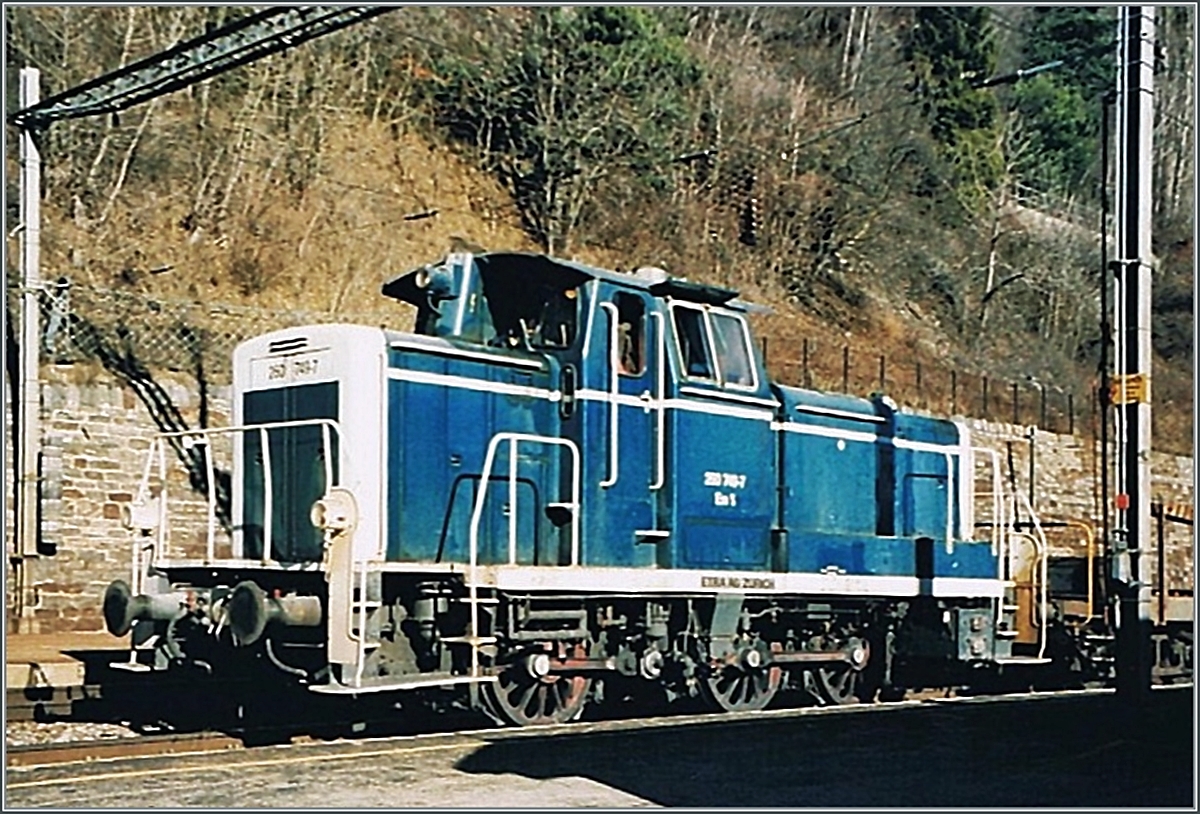 Die Em 3/3 (ex DB 260 749-7) der Etra AG Zürich rangiert bei der BLS in Ausserberg für die BLS.

Analogbild Feb. 1996 