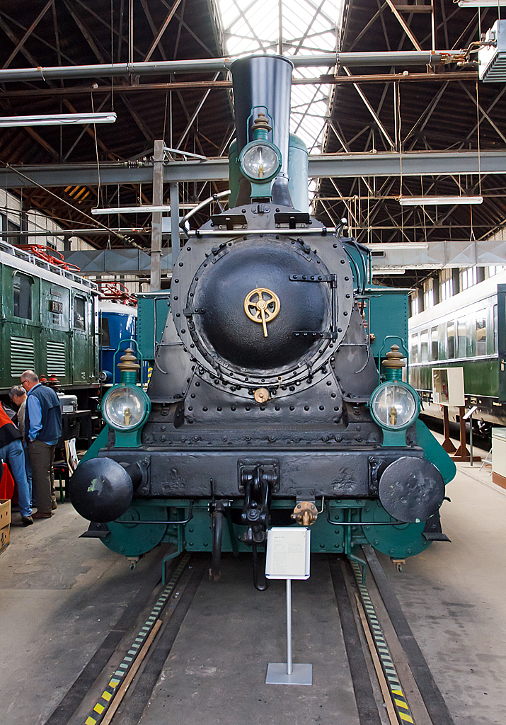 Die ex bayerische R 3/3 - 4701, ex DR 89 810, ex DB 89 810, eine ehemalige bayerische Güterzugtenderlokomotive, am 14.06.2014 im DB Museum Koblenz-Lützel.

Die Lokomotive 89 801 (früher: bayerische R 3/3 „4701“) wurde 1921 von Krauss & Co in München unter Fabriknummer 7851 gebaut und von der Königlich Bayerischen Staatsbahn im gleichen Jahr in Dienst gestellt. Bis zur Ausmusterung bei der Deutschen Bundesbahn am 28.12.1964 war die Lok in Bayern stationiert. Die 89 801 war das erste Exemplar der zweiten Bauserie und hatte lange dem Ausbesserungswerk Duisburg-Wedau als Denkmallokomotive gedient. Beim Großbrand am 17. Oktober 2005 in Nürnberg wurde sie stark beschädigt und ist in Koblenz wieder aufgearbeitet worden.

Die R 3/3 der Königlich Bayerischen Staatsbahn waren Tenderlokomotiven für den Güterverkehr mit drei Kuppelachsen. Die 90 Fahrzeuge der ab 1921 gelieferten zweiten Bauserie kamen alle zur Deutschen Reichsbahn, die sie als Baureihe 89.8 in ihren Nummernplan einreihte. Bei der Deutschen Bundesbahn verblieben nach dem Zweiten Weltkrieg 86 Exemplare. Die letzte wurde erst 1960er-Jahenen aus dem Dienst genommen. 


TECHNISCHE DATEN der Baureihe: 
erstes Baujahr :1921
Spurweite: 1.435 mm
Achsfolge/Bauart: C n2t
Gattung: Gt 33.16
Länge über Puffer: 9.974 mm
Dienstgewicht: 47,6 t
Radfahrmasse: 15,9 t
Treibrad-Durchmesser: 1.216 mm
Geschwindigkeit: 45 km/h
Leistung: 430 PS (315 kW)
Zylinderzahl: 2
Zylinder-Durchmesser: 420 mm
Kolbenhub: 610 mm
Zugkraft: 320 kN
Kesseldruck: 12 bar
Rostfläche: 1,62 qm
Verdampfungs-Heizfläche: 88,60 qm
Steuerung: Heusinger
Kupplungsart: Schraubenkupplung

Quelle: DB Museum
