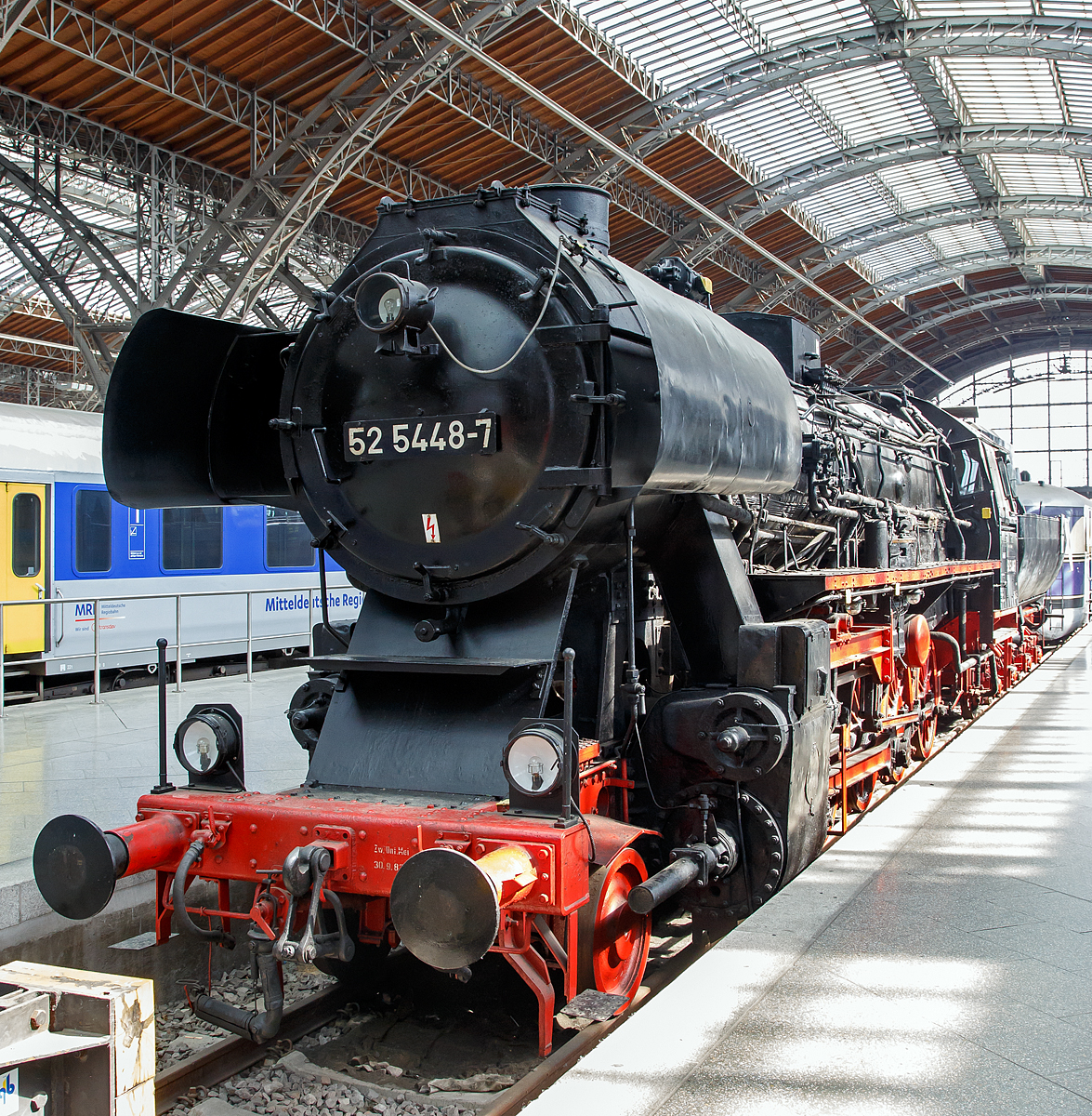
Die ex DR 52 5448-7 (seit 1992 im eigentum der EMBB - Eisenbahnmuseum Bayrischer Bahnhof e.V.) ausgestellt im Leipziger Hauptbahnhof auf dem Museumsgleis bzw. Traditionsgleis den Gleis 24, hier am 21.05.2016. 

Die 52 5448 mit einen Barrenrahmen wurde 1943 von Schichau-Werke in Elbing unter der Fabriknummer 3726 gebaut, sie war die letzte BR 52 mit Altbaukessel im Planbetrieb der DR. Seit 1959 hat sie einen Mischvorwärmer und Achslagerstellkeile.