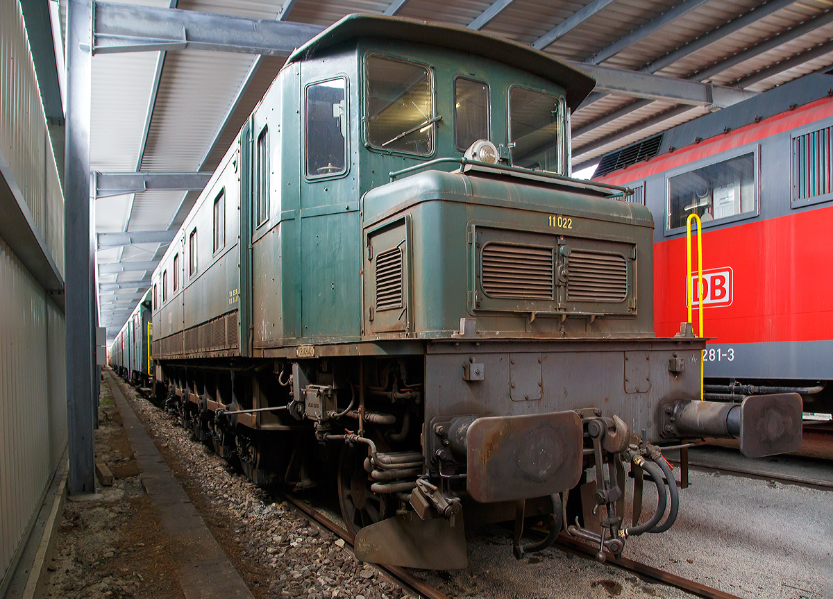 Die ex SBB Ae 4/7 11022 am 09.09.2017 in der SVG Eisenbahn-Erlebniswelt Horb. Die Lok ist Privateigentum (Herr Peter Hemmig) und eine Leihgabe an die SVG - Eisenbahnerlebniswelt Horb.

Die Lok wurde 1933 von der SLM - Schweizerische Lokomotiv- und Maschinenfabrik (Winterthur) unter der Fabriknummer 3537 gebaut, der elektrischer Teil ist von BBC - Brown, Boveri & Cie. (Baden) unter der Fabriknummer  3719 gebaut worden. Bis 1996 war die Ae 4/7 11022 im Dienst bei der SBB.

Die Ae 4/7 ist eine Universallokomotive der Schweizerischen Bundesbahnen (SBB) mit dem so genannten Buchli-Antrieb. Während Ihrer Einsatzzeit ab 1927 bis in die 1990er Jahre war sie für alle Streckendienste im Einsatz, bei Personen- und Güterzügen. Der Buchli-Antrieb ist ein vollabgefederter Antrieb, das heißt, jede Triebachse hat einen eigenen Motor, der im gefederten Lokkasten untergebracht ist. Das Gewicht der Fahrmotoren ist von den Rädern, welche den Stößen und Schlägen der Schienen ausgesetzt sind, vollständig entkoppelt.

Die Lokomotive weist vier Triebachsen und drei Laufachsen auf. Zu jeder Triebachse existiert ein einzelner Fahrmotor. Das Drehmoment der Motoren wird im bewährten Buchli-Antrieb an die Achsen übertragen. Charakteristisch für den Buchli-Antrieb ist, dass auf der einen Lokhälfte, der Antriebsseite, die Räder völlig verdeckt und auf der anderen, der Apparateseite, frei einsehbar sind. 

Für das Flachland – was Steigungen auf der Strecke bis zwölf Promille entspricht – benötigte man in den 1920er Jahren stärkere Lokomotiven. Die bestehenden Lokomotiven mit drei Triebachsen waren bei Steigungen etwas zu leistungsschwach. Da man mit der Vorgängerin Ae 3/6I und dem dort verwendeten Buchli-Antrieb gute Erfahrungen gemacht hatte, orderten die SBB 1925 zwei Prototypen der Ae 4/7. Anschließend wurden zwischen 1927 und 1934 insgesamt 127 Ae 4/7 ausgeliefert.
Die Ae 4/7 waren bei den SBB von 1927 bis 1996, also 69 Jahre lang in Betrieb. Übertroffen wurden sie bei den Streckenlokomotiven bisher nur von den Maschinen der Vorgängerserie Ae 3/6I, welche zwischen 1921 und 1994, also 73 Jahre verkehrten.

TECHNISCHE DATEN:
Nummerierung:  10901–11027
Gebaute Anzahl: 127
Hersteller:  SLM Winterthur, BBC Baden, MFO Zürich, SAAS Genève
Baujahre:  1927–1934
Spurweite: 1.435 mm (Normalspur)
Achsformel: 2'Do1'
Länge über Puffer: 17.100 mm (frühere Ausf. 16.760 mm)
Höhe: 3.800 mm
Breite: 2.950 mm
Triebraddurchmesser (neu): 1.610 mm
Laufraddurchmesser (neu):  950 mm
Dienstgewicht: 123 t (frühere Ausf. 118 t)
Höchstgeschwindigkeit: 100 km/h
Dauerleistung: 2.300 kW (3.120 PS)
Antrieb: Buchli-Antrieb