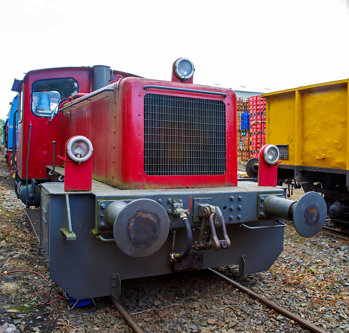 
Die ex V 332 01 (98 80 3332 189-0 D-EMN) der EMN Eisenbahnbetriebe Mittlerer Neckar GmbH (heute Transfer Kornwestheim GmbH), ex MWB V 242, ex DB 332 189-0 bzw. DB Köf 11 189, am 02.10.2016 beim Tag der offenen Tür der BLE Butzbach-Licher Eisenbahnfreunde e. V. in Butzbach.

Die Köf III (Köf 11) wurde 1964 bei Arnold Jung Lokomotivfabrik GmbH, Jungenthal bei Kirchen an der Sieg unter der Fabriknummer 13802 gebaut und als Köf 11 189 an die DB - Deutsche Bundesbahn geliefert. Mit der Einführung des EDV-Nummernschemas wurde sie 1968 in  DB 332 189-0 ungezeichnet, als diese fuhr sie bis zur Ausmusterung bei der DB 1996. Im Jahr 1999 ging sie an die MWB - Mittelweserbahn GmbH in Bruchhausen-Vilsen  und wurde dort als V 242  bezeichnet, im gleichen Jahr ging sie aber noch zur EMN Eisenbahnbetriebe Mittlerer Neckar GmbH in Kornwestheim wo sie als V 332 01 (ab 2007 mit NVR-Nummer 98 80 3332 189-0 D-EMN) bis 2012 fuhr.

Die Firma Gmeinder entwickelte und lieferte 1959 und 1960 acht Prototypen diese erhielten die vorläufigen Bezeichnungen Köf 10 (Höchstgeschwindigkeit 30 km/h) und Köf 11 (Höchstgeschwindigkeit 45 km/h). Köf steht für Kleinlok mit Öl-(Diesel-)Motor und Flüssigkeitsgetriebe - vor dem Krieg gab es in den Leistungsgruppen I und II. Die Prototypen der Leistungsgruppe III unterschieden sich zu Vergleichszwecken in ihren Motoren und Getrieben und wurden von der Bundesbahn ausgiebig getestet.
Für die Serienloks mit der Bezeichnung Köf 11 entschied man sich für den Dieselmotor RHS 518A der Motorenwerke Mannheim mit einer Nennleistung von 177 kW (240 PS) und das hydraulische Wendegetriebe L213U von Voith. Hinter dem Wendegetriebe erfolgte die Kraftübertragung auf die Räder mit Hilfe von Rollenketten. Insgesamt 317 Loks dieser Ausführung erhielten bei der Umstellung auf ein computergerechtes Nummernsystem 1968 die Baureihenbezeichnung 332, die drei langsameren Prototypen der Baureihe Köf 10 erhielten die Baureihenbezeichnung 331. 

Noch während der laufenden Produktion der Köf 11 entwickelte Gmeinder die Kleinloks der Lg III weiter. Wesentliches Unterscheidungsmerkmal der 1965 vorgestellten Köf 12 001 war der erstmals bei einer Kleinlok verwendete Gelenkwellenantrieb (anstelle der Rollenkette), der verschiedene Vorteile bei der Kraftübertragung bot – äußerlich blieb die Konstruktion unverändert. Die Köf 12  wurde 1968 zur Baureihe 333.

Technische Daten:
Achsformel : B 
Spurweite: 1435 mm
Länge über Puffer: 7.830 mm
Achsabstand: 2.800 mm
Dienstmasse (2/3 Vorräte): 22 t 
Dieselkraftstoff: 300 l
Motor: 8-Zylinder-MWM-Dieselmotor RHS 518 A
Leistung:  177 kW (240 PS)
Getriebe: Voith  L213U
Kraftübertragung: Rollenketten (Vom Getriebe auf die Räder)
Höchstgeschwindigkeit: 45 km/h 
Anfahrzugkraft: 83,4 kN
