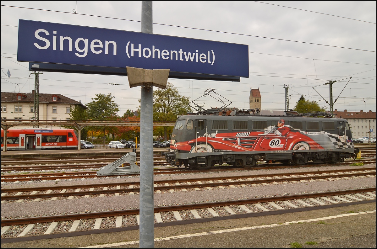 Die exotische 115 509-2 mit der Autozugwerbung in Diensten der Gäubahn-ICs wartet in Singen auf den nächsten Einsatz. Oktober 2015.