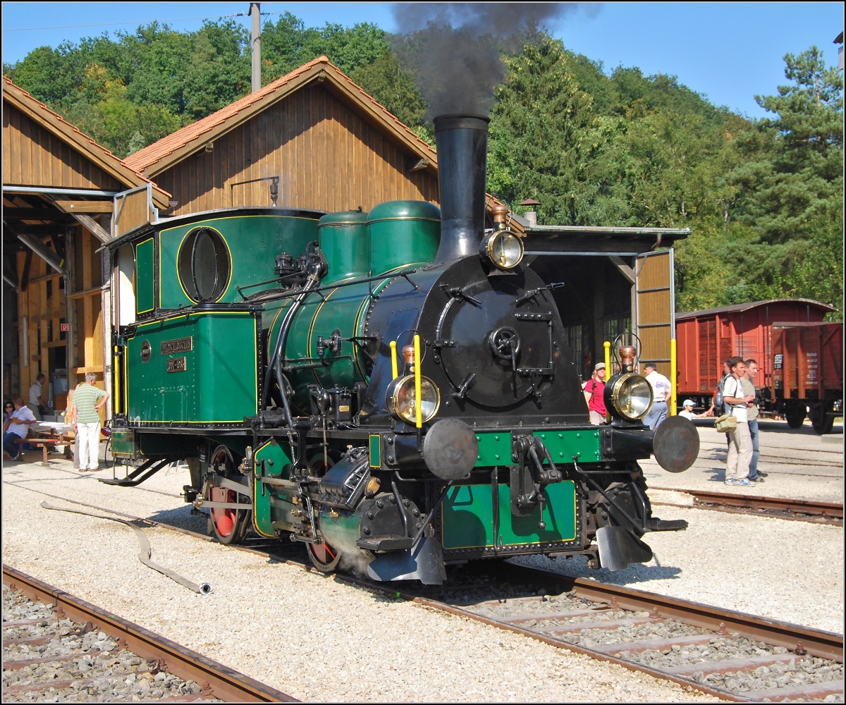 Die Feldschlösschen-Rangierlok Chnurrli, E 2/2, Baujahr 1907, vor dem Koblenzer Lokschuppen. Sommer 2009. <A href= http://dampfgruppe-zuerich.ch/index.php/fahrzeuge/e-2-2-chnurrli/geschichte-chnurrli >Mehr Infos über diese Lok</A> gibt es bei der <A href= http://dampfgruppe-zuerich.ch/ >Dampfgruppe Zürich</A>.