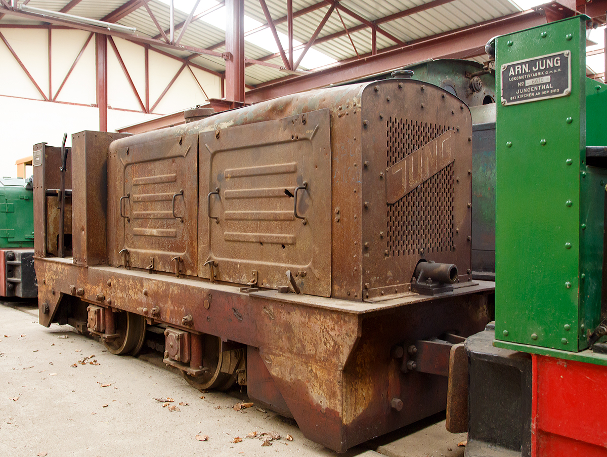 
Die FGF Lok 44 eine Jung ZL 105 am 01.05.2015 im Feld- und Grubenbahnmuseum Fortuna in Solms-Oberbiel.

Lok 44 wurde im Jahr 1936 von der Lokomotivfabrik Arnold Jung in Jungenthal bei Kirchen / Sieg unter der Fabriknummer  6581 gebaut und über die Firma Carl Theis (Frankfurt/Main) an die Firma Adam Buschung I in Niederselters geliefert.

Der Loktyp ZL 105 zählt zu dem Jung Diesellokprogramm der 2. Generation und wurde von 1933 bis 1959 in einer Stückzahl von ca. 980 Maschinen gefertigt. 1998 kam die Lok zur FGF.

Die ZL 105 ist mit dem Jung-Zweizylinder-Zweitaktmotor SZ 110, Motor Nr. 3027 ausgerüstet. Über ein mechanisches Zweiganggetriebe können vorwärts und rückwärts Geschwindigkeiten von 4,1 und 8,2 km/h erreicht werden. Die Kraftübertragung vom Getriebe zu den Achsen erfolgt durch Rollenketten. Die 5,4 Tonnen schwere Lokomotive eine Spurweite von 600 mm. Angelassen wird der Motor über eine Andrehkurbel.

Die Lok ist im Originalzustand erhalten, da sie wahrscheinlich seit dem Ende des zweiten Weltkrieges abgestellt war. Dies wird durch eine zerschossene Kühlwasserleitung untermauert, in welcher noch Reste eines Projektils zu finden waren. Auch in der Motorhaube sind Ein- und Austrittslöcher zu erkennen, welche auf einen Beschuß, wahrscheinlich im zweiten Weltkrieg, schließen lässt.
Zur Inbetriebnahme der Maschine wurde die zerschossene Kühlwasserleitung durch die FGF repariert und festsitzende Teile gängig gemacht. Nach einem Ölwechsel sprang die Lok am 15.10.02 wieder an. Das war noch Wertarbeit.
Bis auf den erneuerten vorderen Puffer ist die Lok im Übernahmezustand erhalten. Eine Neulackierung ist nicht vorgesehen.

Technische Daten:
Type:  Jung ZL 105
Spurweite: 600 mm
Bauart: Bdm
Leistung: 24PS
Dienstgewicht: 5,4 t
Länge über Puffer:  3.440 mm
Achsstand: 915 mm
Zugkraft: 1.200 kg
Geschwindigkeit:  4,1 und  8,2 km/h
Zustand: 	betriebsfähig
