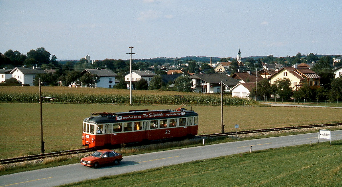 Die Firma Stern & Hafferl betreibt mehrere normal- und meterspurige Bahnen in Ober�sterreich. Nachdem zun�chst gebrauchte Fahrzeuge aus Deutschland die urspr�nglichen Triebwagen ersetzen sollten, wurden sp�ter auch ex-schweizer Triebwagen gekauft. Hier verl��t der ET 23.106 (ex Tramways Lausannois BDZe 4/4 192 ex Trogener Bahn BDe 4/4 4) im Juli 1992 Vorchdorf in Richtung Gmunden.