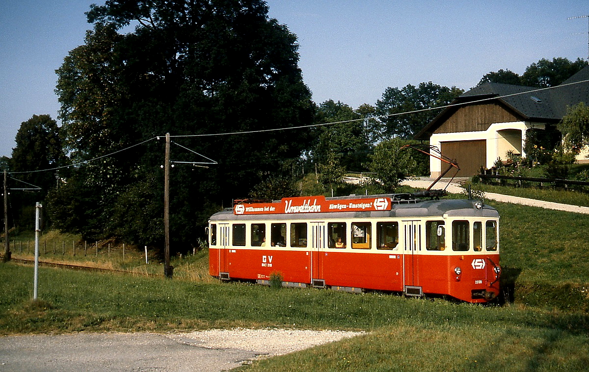Die Firma Stern & Hafferl betreibt mehrere normal- und meterspurige Bahnen in Ober�sterreich. Nachdem zun�chst gebrauchte Fahrzeuge aus Deutschland die urspr�nglichen Triebwagen ersetzen sollten, wurden sp�ter auch ex-schweizer Triebwagen gekauft. Im Juli 1992 ist der ET 23.106 (ex Tramways Lausannois BDZe 4/4 192 ex Trogener Bahn BDe 4/4 4) bei Kirchham in Richtung Gmunden unterwegs.