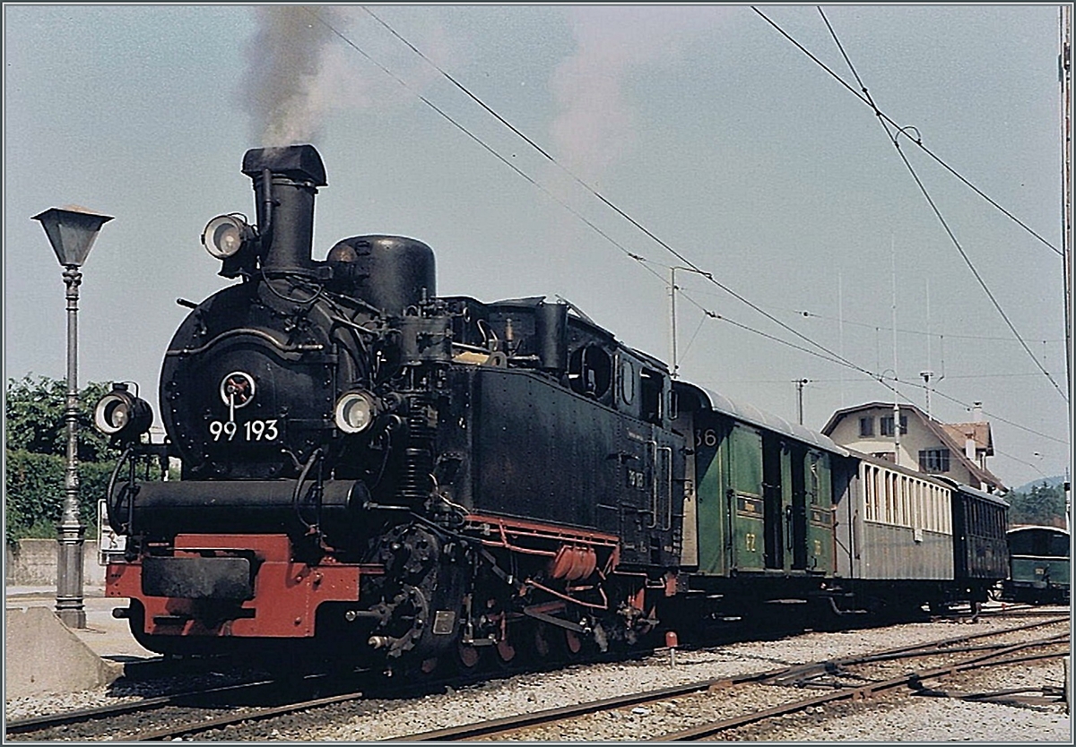 Die formschöne deutsche Schmalspurdampflok 99 193 bei der Blonay Chamby Bahn wartet im Sommer 1985 in Blonay auf die Abfahrt nach Chamby.

Analogbild vom Juli 1987