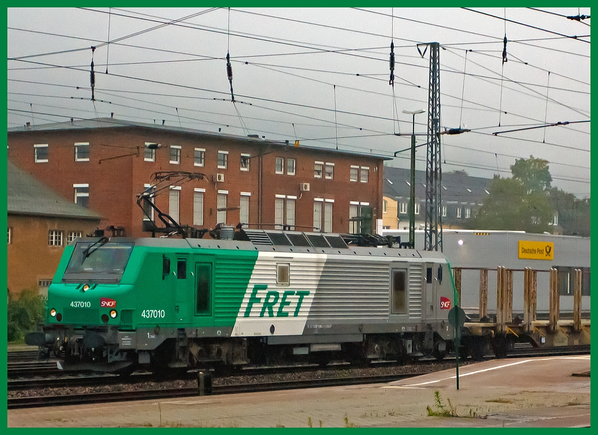 
Die Fret SNCF 437010 zieht am frhen Morgen des 05.10.2013 bei Regen einen Gterzug durch den Hbf Trier. 
Die Prima EL3U (AKIEM BB 37000) wurde 2004 von  Alstom unter der Fabriknummer FRET T 010 gebaut und an die Fret SNCF geliefert.
Sie trgt die kompl. NVR-Nummer 91 87 0037 010-2 F-SNCF

Technische Daten:
Achsformel:  Bo’Bo’
Lnge ber Puffer:  19.520 mm
Hhe:  4.310 mm
Breite:  2.857 mm
Dienstgewicht:  89 t
Hchstgeschwindigkeit:  140 km/h (in F) / 120 km/h (in D und CH)
Dauerleistung:  4.200 kW
Anfahrzugkraft:  320 kN
Stromsystem:  1,5 kV= / 25 kV, 50 Hz AC sowie 15 kV, 16,7 Hz AC
Anzahl der Fahrmotoren:  4

Insgesamt wurden 90 Maschinen (BB 37000/BB37500) gebaut.