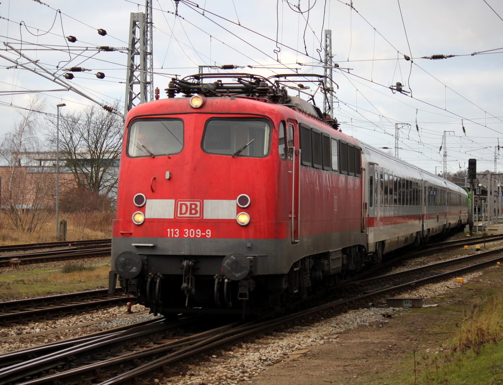 die Freude war beim Fotografen gro als am 10.01.2014 die N28H-Lady 
113 309-9 am IC 2239 nach Leipzig Hbf dran hing.