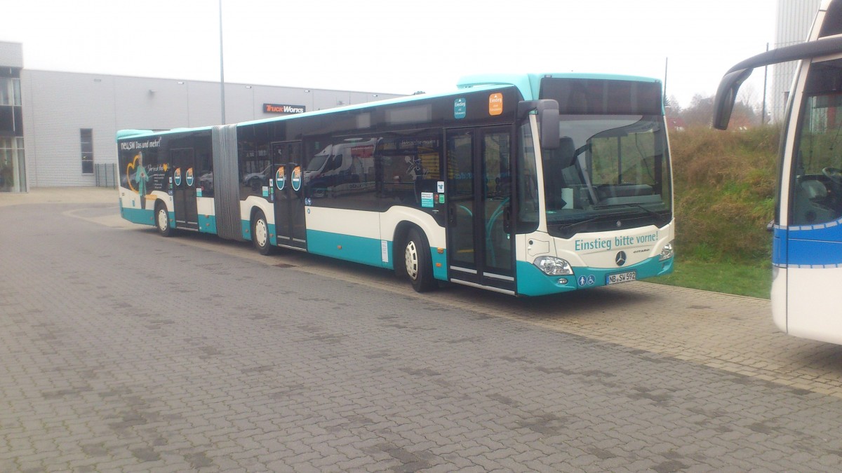 ...die Frontpartie des Citaro NB SW 592 wo steht  Einstieg bitte vorne  was seit Oktober 2013 auch in Neubrandenburg angewandt wird um das Schwarzfahren ein zudämmen
