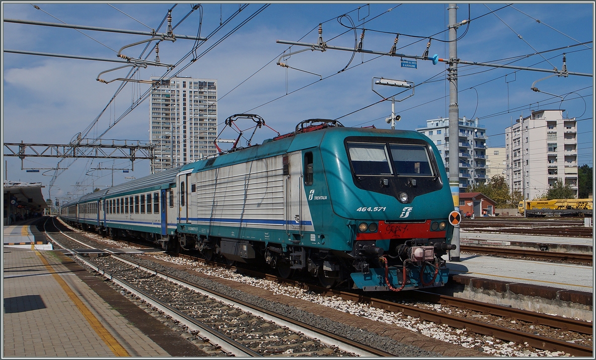 Die FS E 464 571 mit enem Regionalzug in Rimini.
16. Sept. 2014