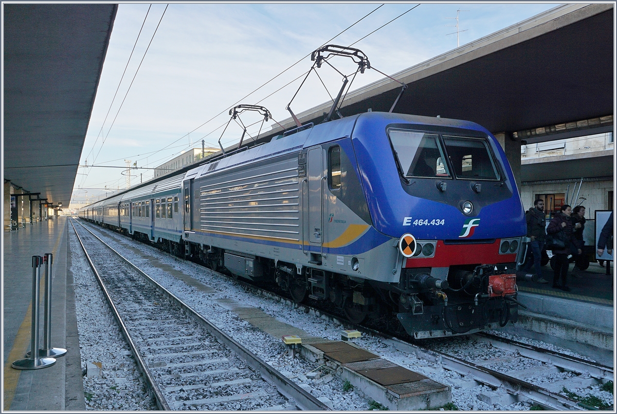 Die FS Trenitalia E 464 434 im neune, gefälligen Regionalbahnanstrich.

16. Nov. 2017