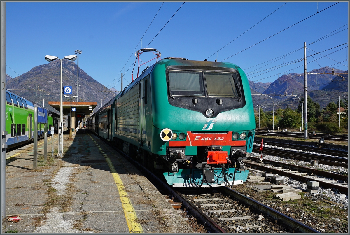 Die FS Trenitalia E 464 122 wartet mit ihrem Regionalzug auf die Abfahrt nach Milano. 

28. Okt. 2021