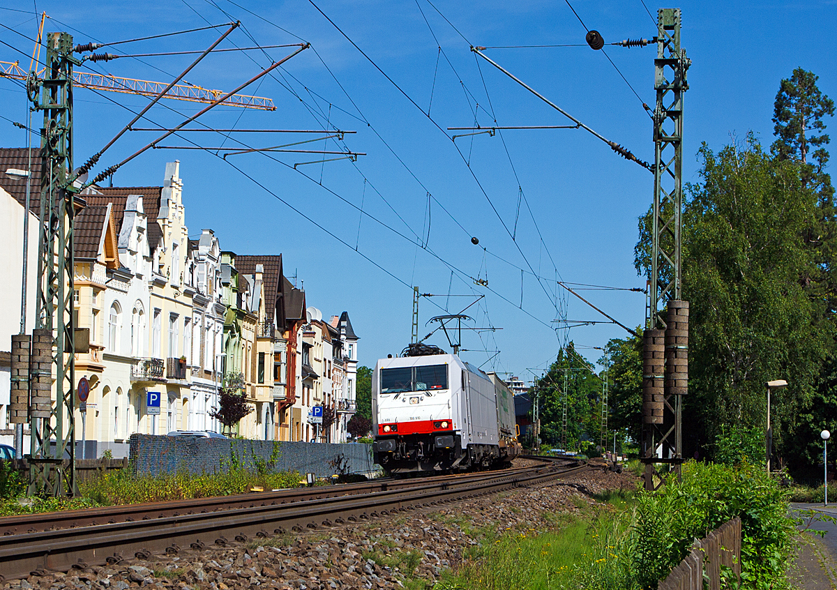 
Die für die Crossrail Italia S.r.l. fahrende 186 910 (91 83 2186 910-2 I-XRAIL) zieht am 06.06.2014 einem Hupac-Zug durch Königswinter in Richtung Süden. 

Die TRAXX F140 MS wurde 2008 von Bombardier in Kassel unter der Fabriknummer 34371 gebaut. Sie hat die Zulassungen für  Deutschland, Österreich, Schweiz und Italien.
