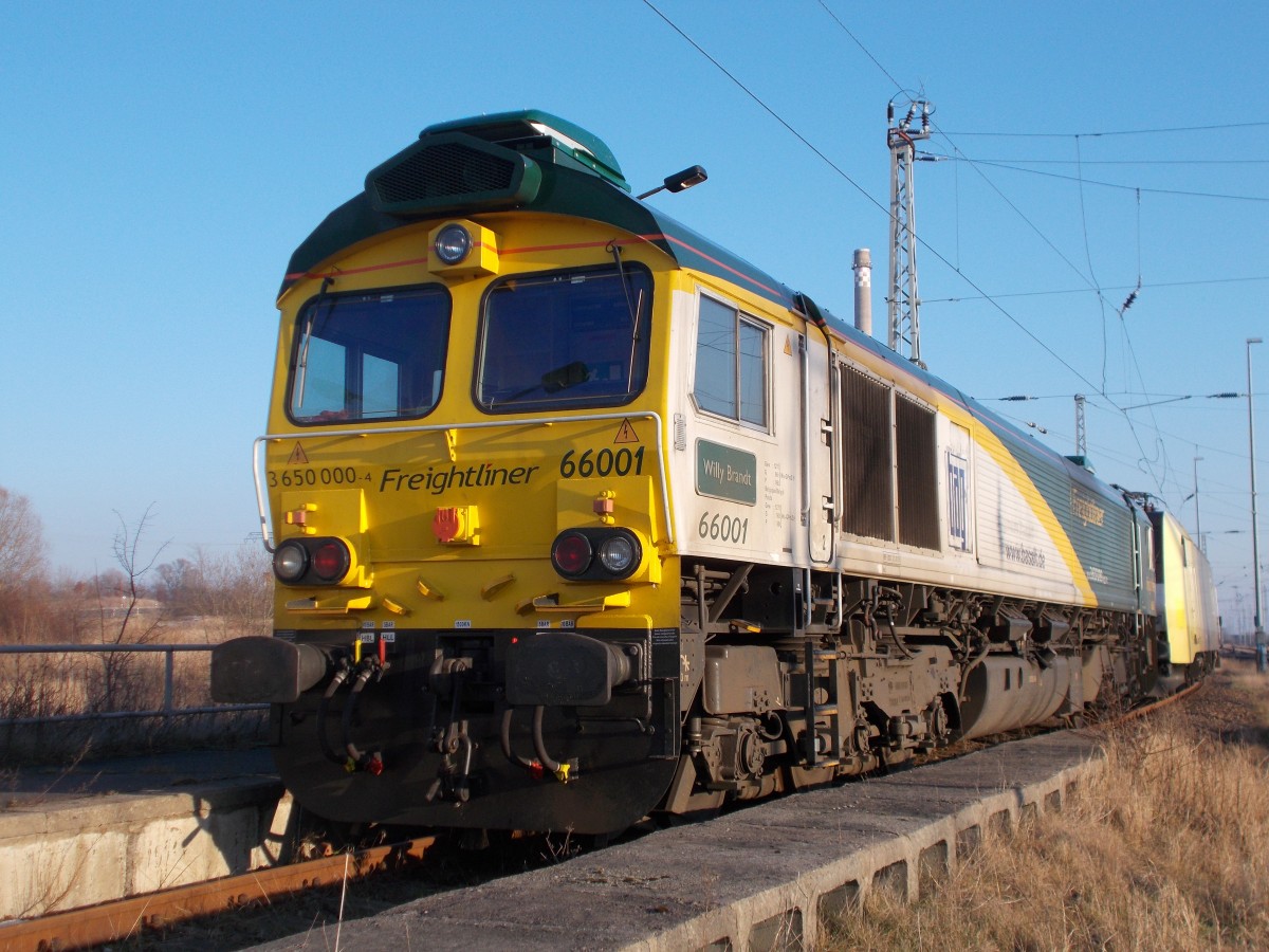 Die für ITL fahrende 66001 und die 152 197-0,am 13.Februar 2016,am Bahnsteig in Mukran Mitte.