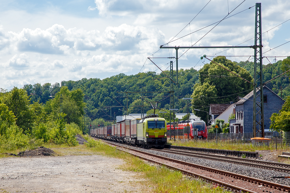 Die für die TX Logistik AG fahrende Siemens Vectron MS 193 553-5 (91 80 6193 553-5 D-ATLU) der Alpha Trains Luxembourg s.à.r.l. fährt am 12.06.2020, mit dem langen KLV-Zug aus Verona Quadrante Europa, via Kornwestheim Ubf, nach Kreuztal, durch Brachbach (Sieg) in Richtung Siegen bzw. Kreuztal.

Die Vectron MS wurde 2016 von Siemens in München unter der Fabriknummer 22190 gebaut und an die Alpha Trains Luxembourg s.à.r.l. geliefert.  Diese Vectron Lokomotive ist als MS – Lokomotive (Multisystem-Variante) mit 6.400 kW konzipiert und zugelassen für Deutschland, Österreich und Italien, sie hat eine Höchstgeschwindigkeit von 160 km/h. So ist es möglich ohne Lokwechsel von Verona, via Brenner nach Kreuztal zu fahren.
