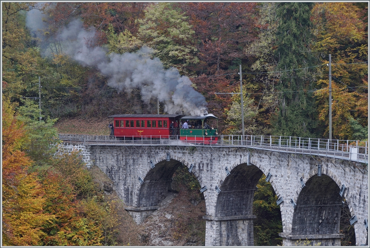 Die G 2/2 N° 4  Rimini  mit dem NStCM C4 N° 7 auf dem Baye de Clarens Viadukt auf der Fahrt nach Chaulin. 

30. Okt. 2021 