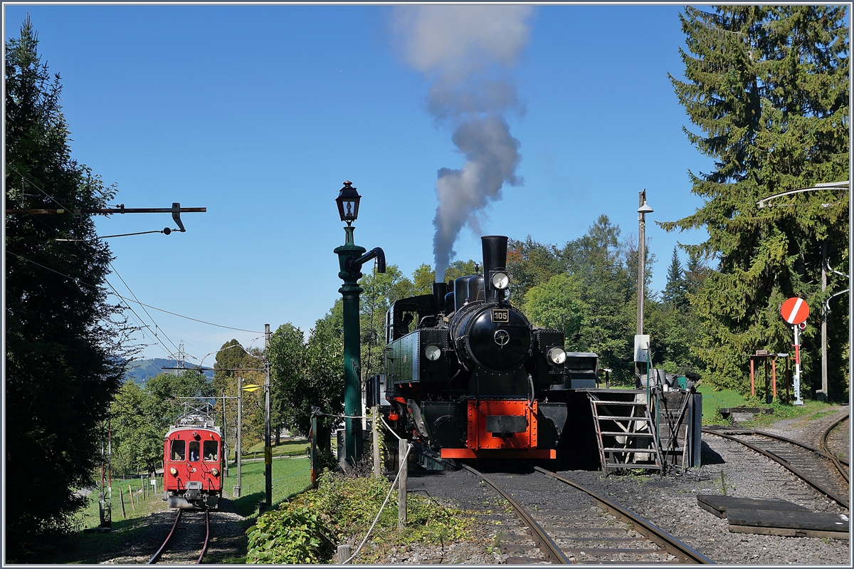 Die G 2x 2/2 105 bei der Bekohlung in Chaulin während links im Bild der RhB ABe 4/4 35 sihc nähert, welcher von Blonay kommend nach Chamby fährt.

29. Sept. 2019