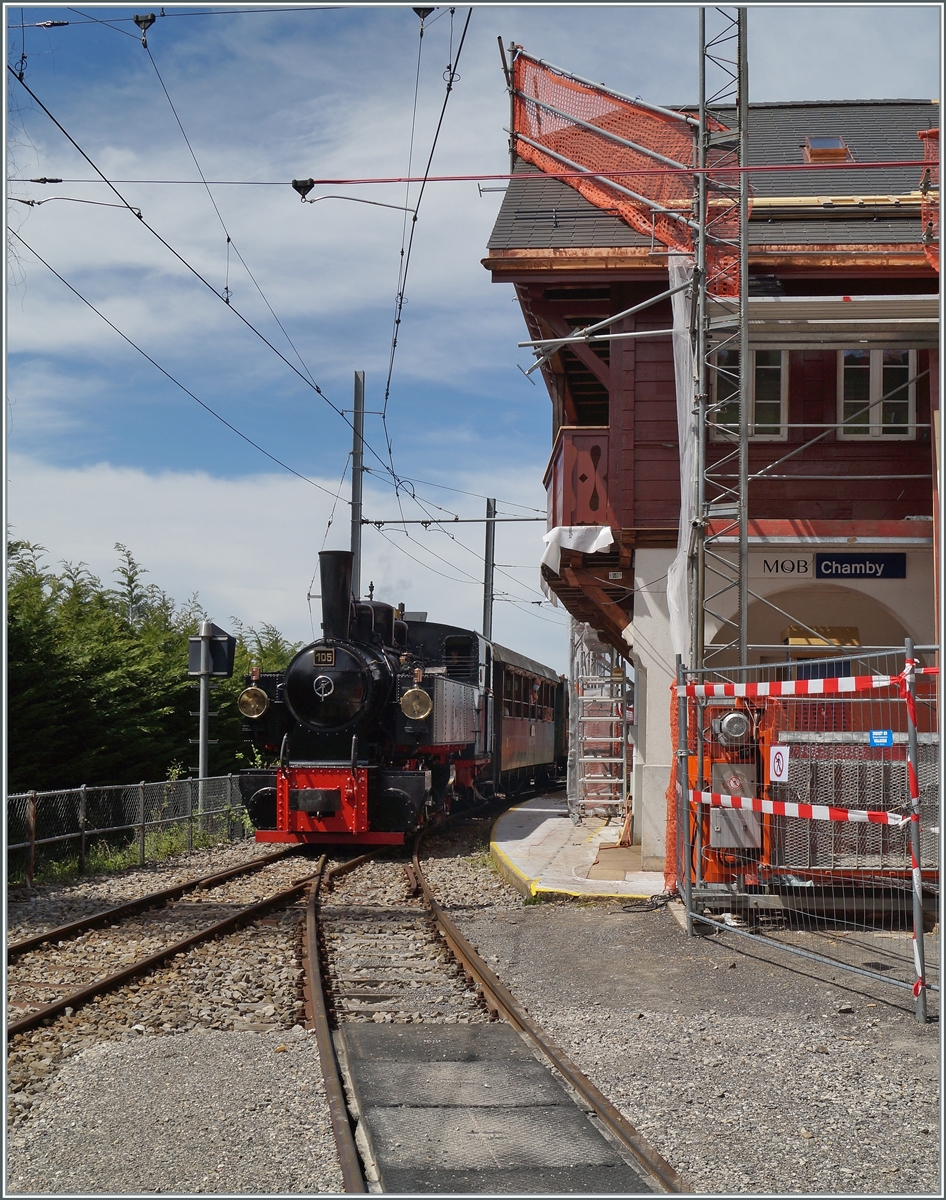 Die G 2x 2/2 105 ist in Chamby angekommen, dessen Empfangsgebäude zur Zeit restauriert wird. 

23. Mai 2021