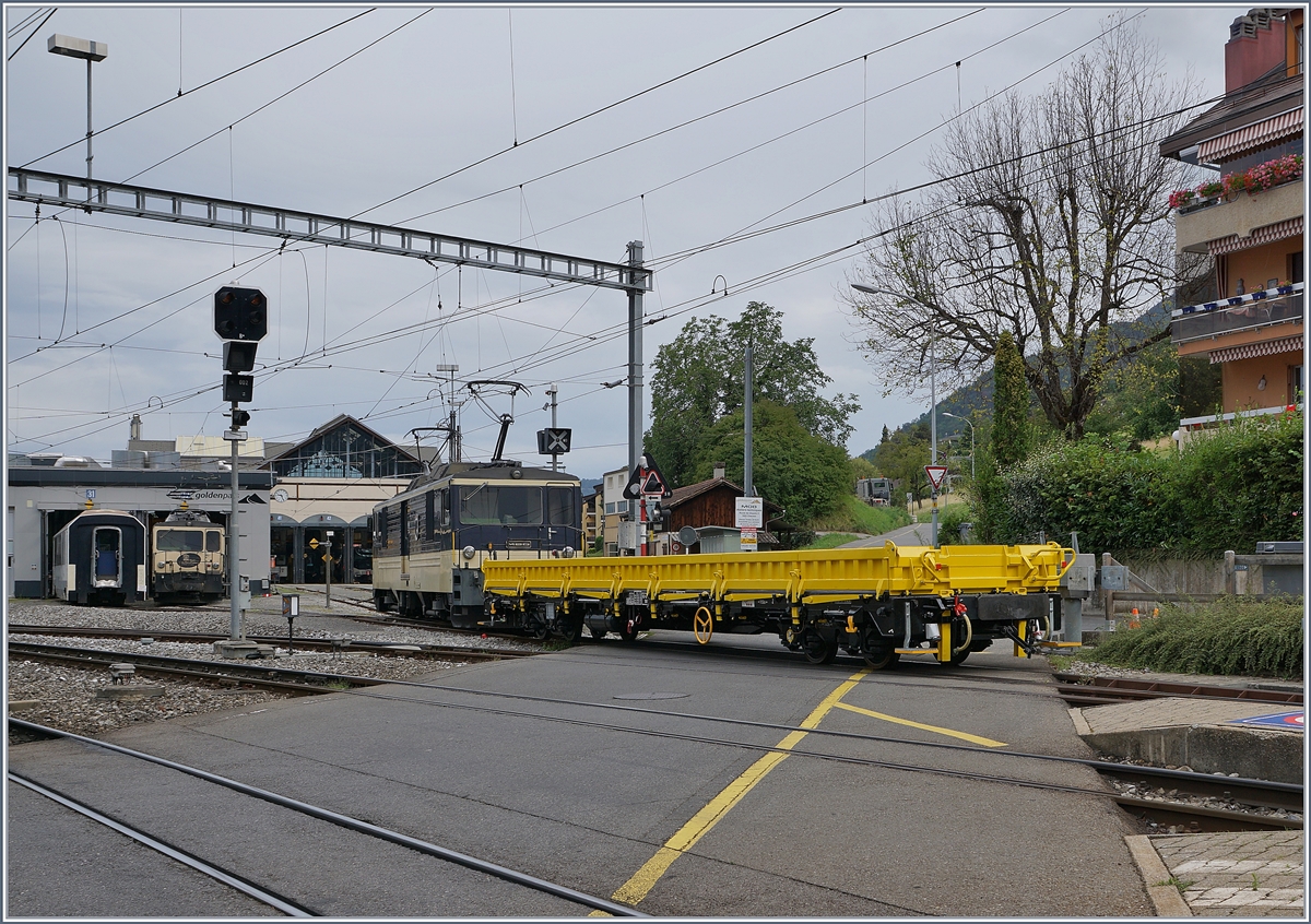 Die GDe 4/4 6004 rangiert einen augenscheinlich neuen TPF Güterwagen in Chernex.

24. Juli 2020