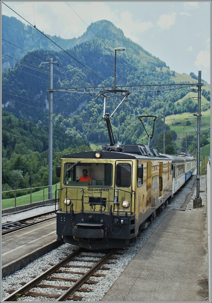 Die GDe 4/4  Train du Chocolat -Lok erreicht mit dem Regionalzug 2221 Montbovon.
6. August 2015