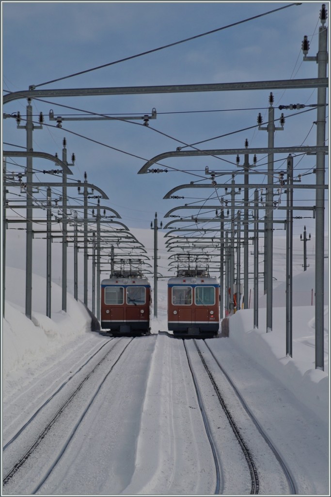 Die gerade Strecke mit dem dichten Verkehr lässt keine Hochgebirgsbahn auf über 2500 müM vermuten...
Bei Riffelberg , den 27. Feb. 2014