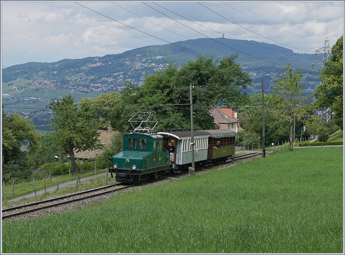 Die +GF+ Ge 4/4 75 erreicht mit ihrem Zug von Blonay kommend Chaulin. 

13. Juni 2020