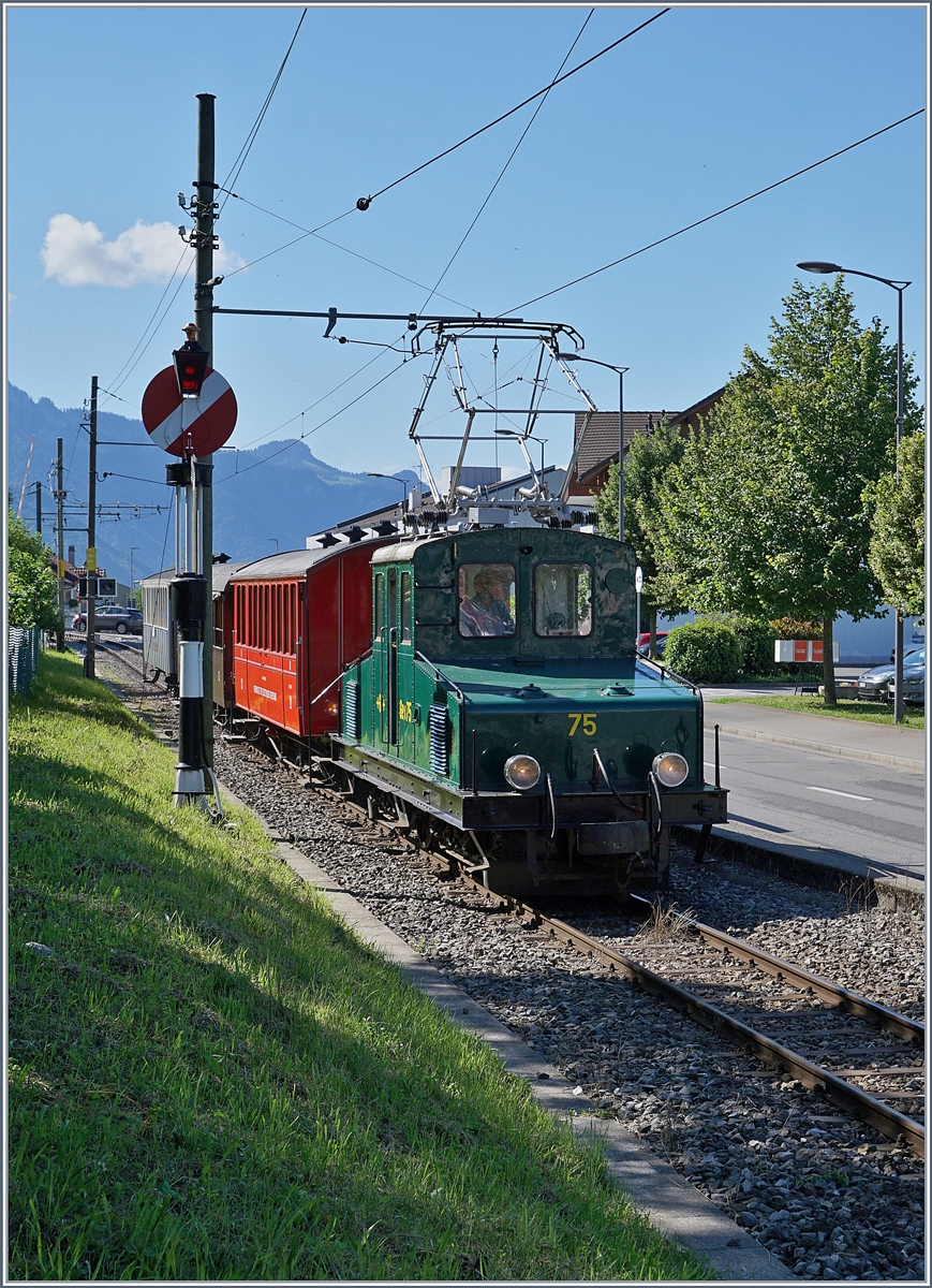 Die +GF+ Ge 4/4 75 bringt die Komposition für den ersten Zug nach Blonay, bzw. der der rote CEV Wagen wird in Blonay bleiben und für den ersten Dampfzug am Nachmittag verwendet. 

13. Juni 2020