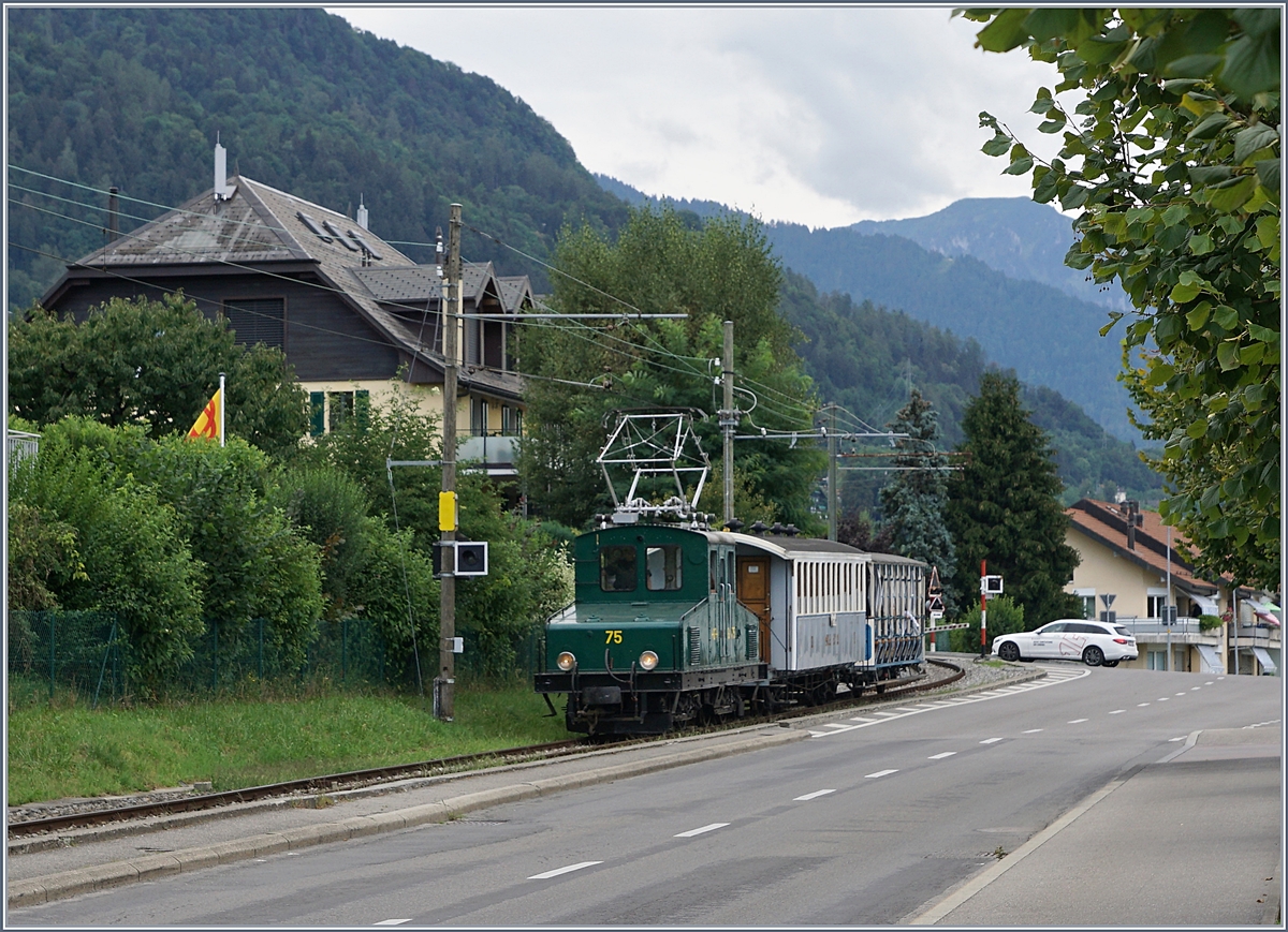 Die +GF+ Ge 4/4 75 der Blonay-Chamby Bahn erreicht Blonay. 

16. August 2020