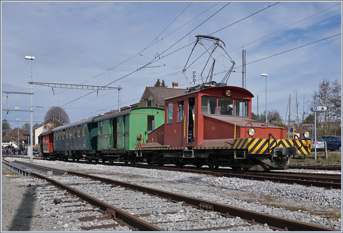 Die GMF Te 4/4 14 (GFM Historique) rangiert in Palezieux den Blonay-Chamby Dampfzug. 

3. März 2019