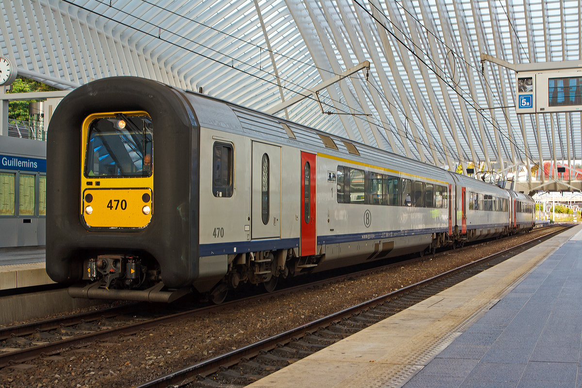 
Die Gumminase SNCB/NMBS Triebzug AM 96 470 (AM = Automotrice) steht am 18.10.2014 im Bahnhof Lttich-Guillemins als IC 933 nach Tournai bereit. 

Der dreiteilige elektrische Triebzug besteht aus Einheiten 94 88 096 470 3-5 B-B / 94 88 096 470 2-7 B-B und 94 88 096 470 1-9 B-B.