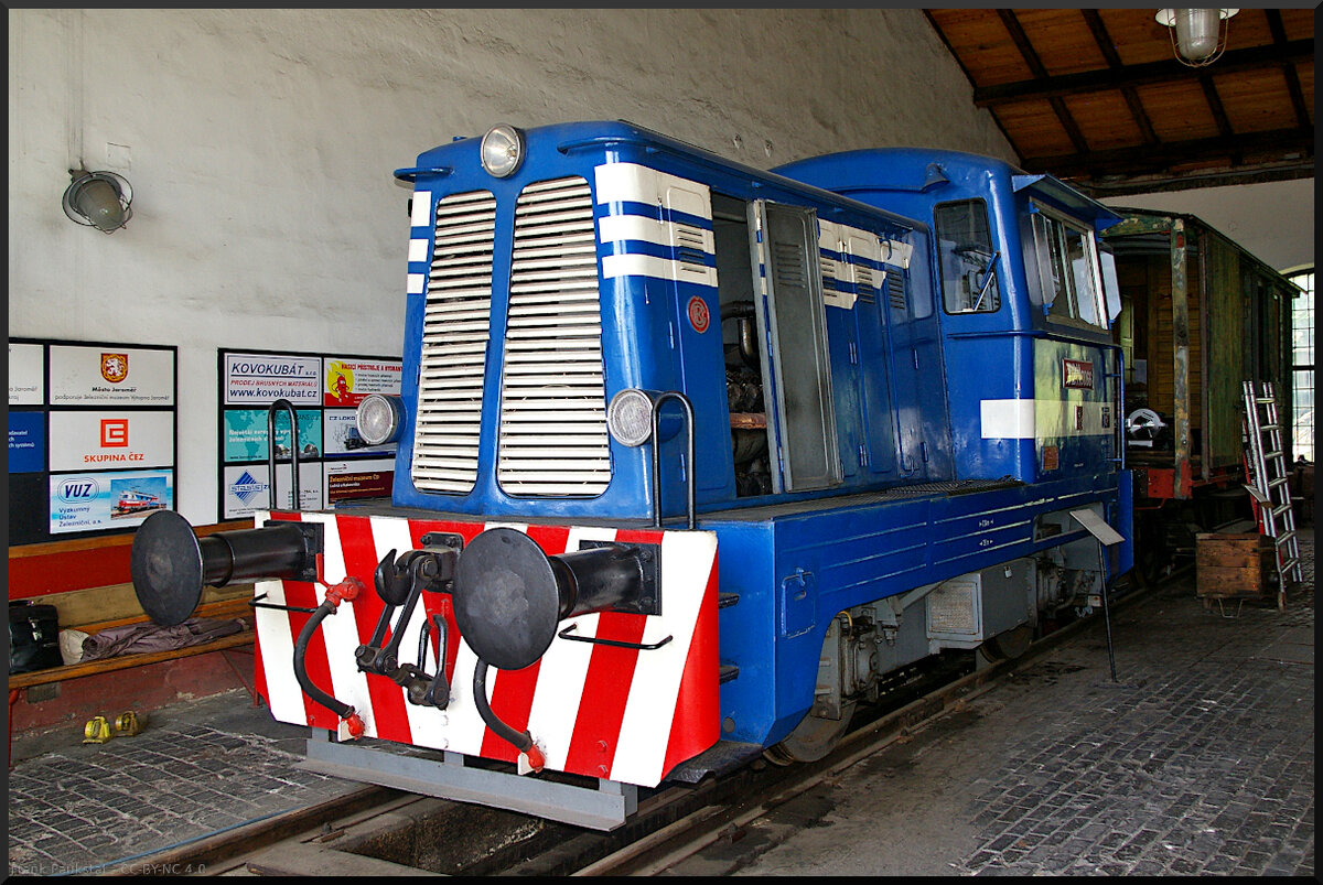 Die gut gepflegte ČSD T 211.0066 stand mit einem Halbgepäckwagen, der in der Aufarbeitung ist, im Lokschuppen des Eisenbahnmuseum Jaroměř.

Jaroměř, 21.05.2022
