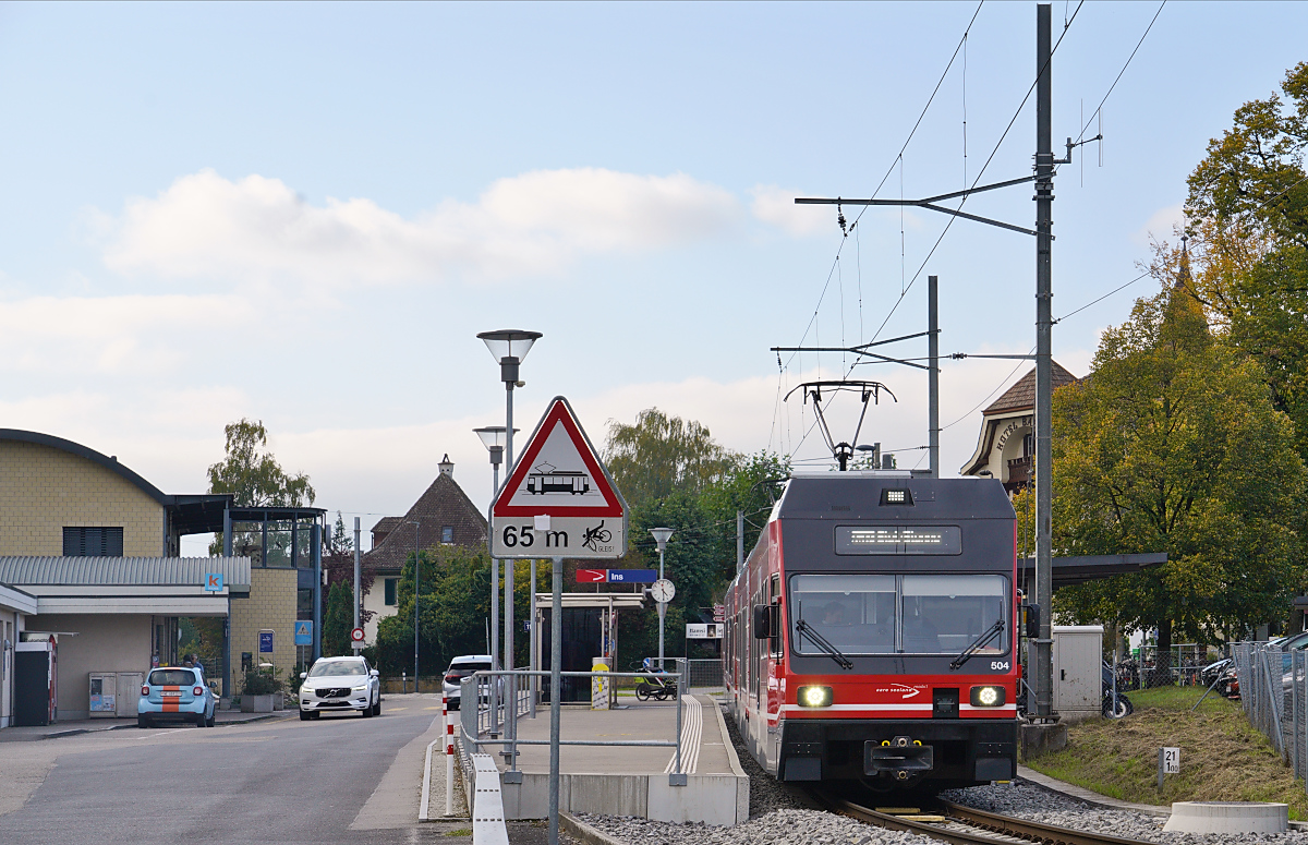 Die heutige Endhaltestelle der Aare Seeland mobil (ASm) mit dem Be 2/6 504 in Ins am 11.10.2025