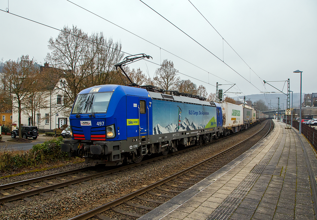 Die HUPAC bzw. BLS Cargo 497 - 193 497 (91 80 6193 494-2 D-BLSC) fährt am 14.01.2022 mit einem langen „Ambrogio“ Container/ KLV-Zug, auf der Siegstrecke durch den Bahnhof Kirchen (Sieg) in Richtung Köln.

Die Siemens Vectron MS wurde 2018 von Siemens Mobilitiy in München-Allach unter der Fabriknummer 22386 gebaut und an die HUPAC SA. geliefert. Eigentümer der Lok ist die HUPAC Intermodal SA (Chiasso) und wurde bei der BLS Cargo eingestellt und/oder vermietet. Sie hat die Zulassungen für Deutschland, Österreich, Schweiz, Italien und die Niederlande (D, A, CH, I, NL). Die Vectron MS hat eine Leistung von 6,4 MW und eine Höchstgeschwindigkeit von 160 km/h.
