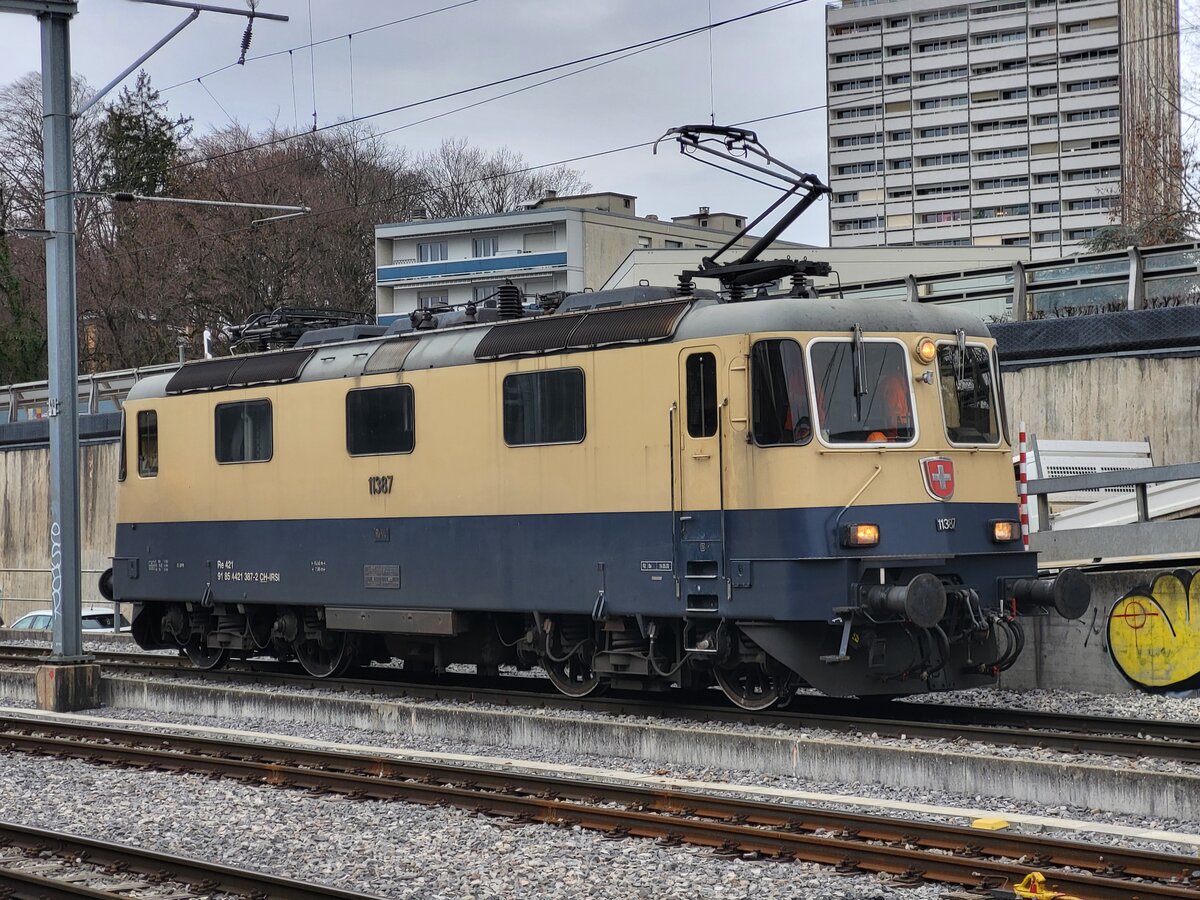 Die IRSI  Rheingold  Re 4/4 II 11387 (Re 421 387), welche die in Revision weilende BAM MBC Re 4/4 II 506 in Morges.

4. März 2024
