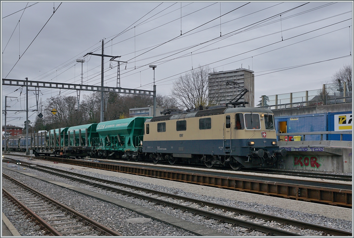 Die IRSI  Rheingold  Re 4/4 II 11387 (Re 421 387) schieb in Morges ganz behutsam ihren Kieszug über die Rollbockanlage; zwei BAM Ge 4/4 werden den Zug dann für die Weiterfahrt auf der Meterspur nach Apples übernehmen. 

4. März 2024