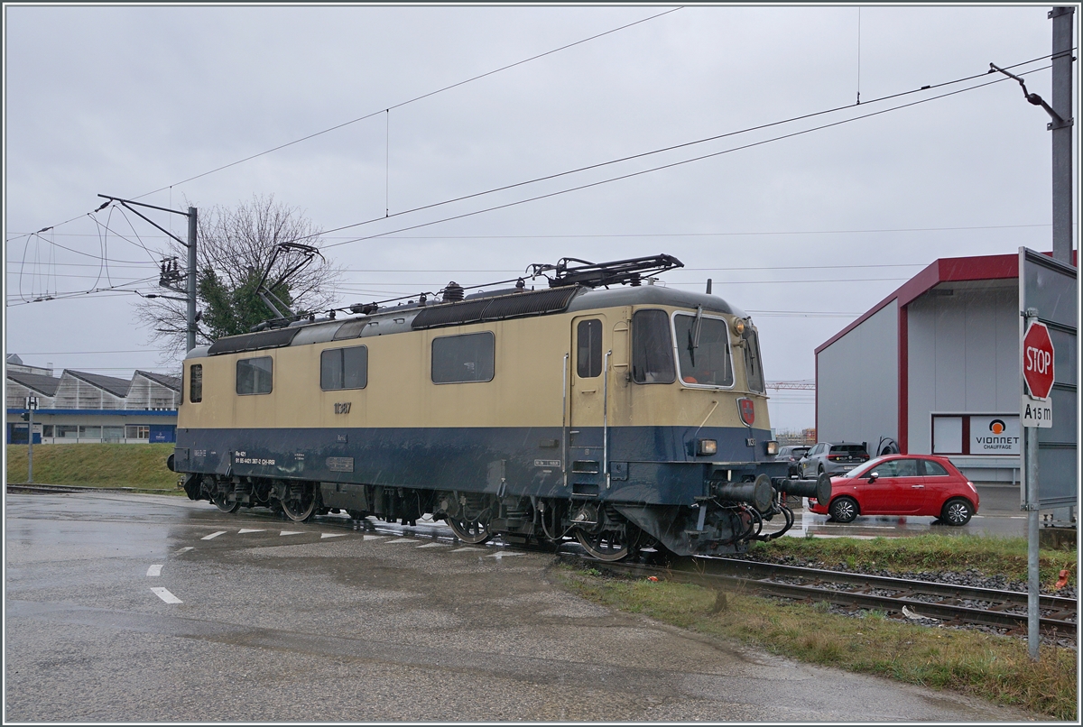 Die IRSI  Rheingold  Re 4/4 II 11387 (Re 421 387) fährt vom Bahnhof von Gland ins Kieswerk. 

22. Feb. 2024

