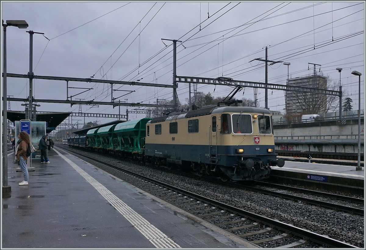 Die IRSI  Rheingold  Re 4/4 II 11387 (Re 421 387) erreicht mit ihrem Kieszug von Gland kommend Morges, wo der Zug in der Folge auf Rollböcke verladen wird, um nach Apples zu kommen. 

22. Feb. 2024
