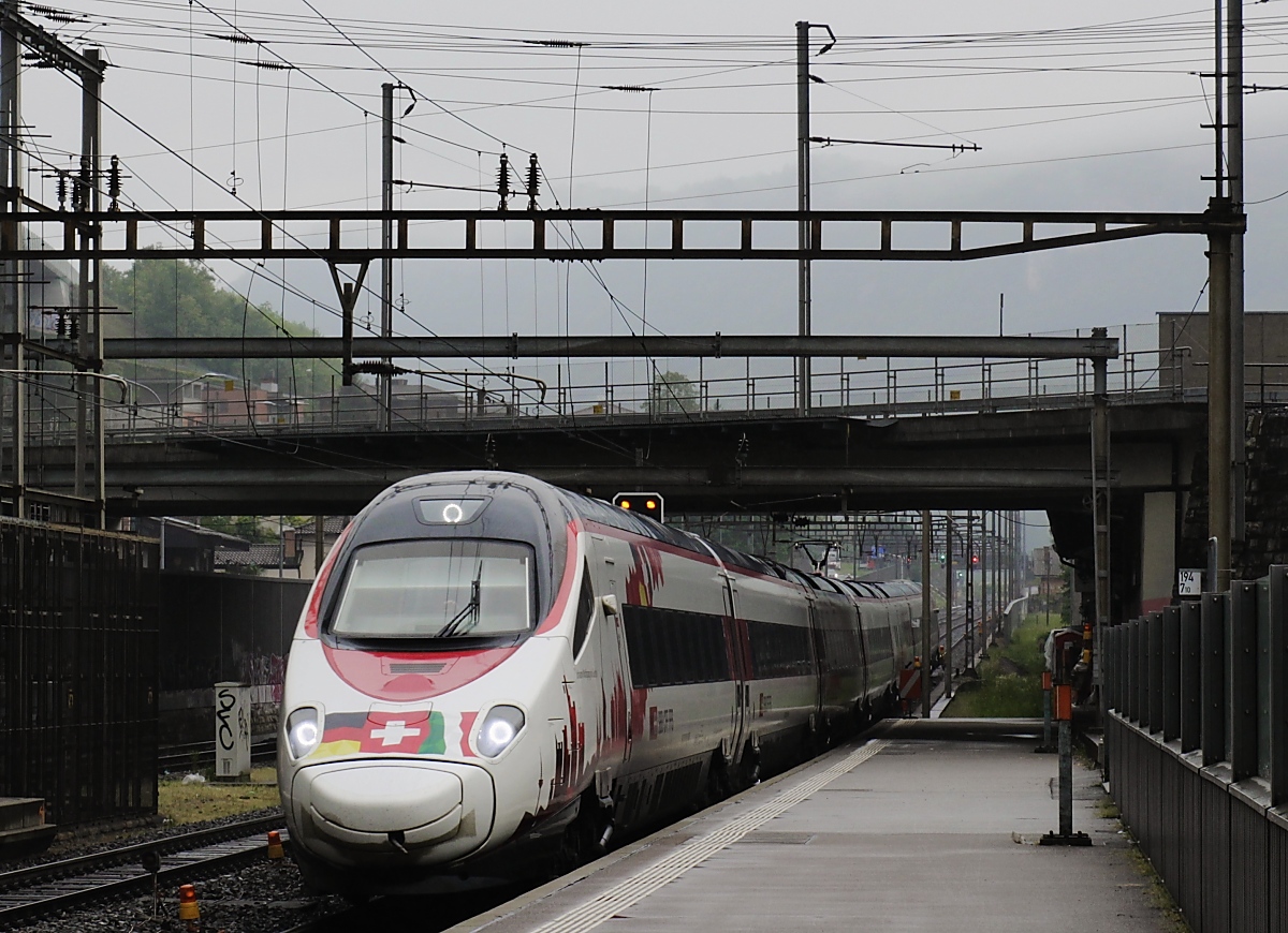 Die Italienreise des  Johann Wolfgang von Goethe : Am regnerischen 08.05.2019 durchfährt der RABe 503 022 mit dem EC 316 von Milano Centrale nach Zürich HB den Bahnhof Capolago