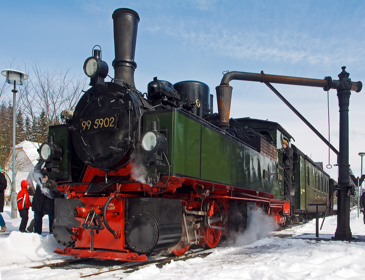 Die Jung-Malletlok 99 5902, ex NWE 14, ex NWE 12 (ab 1927) mit HSB-Traditionszug auf dem Weg zum Brocken, hier am 23.03.2013 beim Wasserfassen im Bahnhof Drei Annen Hohne.
Es war nicht immer einfach die Lok ohne Menschen im Bild abzulichten.
 
Die Lok wurde 1898 von Arnold Jung Lokomotivfabrik in Jungenthal bei Kirchen a.d. Sieg unter der Fabriknummer 261 gebaut und an die NWE (Nordhausen-Wernigeroder Eisenbahn-Gesellschaft) als Nr. 14 geliefert ab 1927 wurde sie zur NWE 12.


Von den 12 Malletmaschinen der NWE (Nr. 11 bis 22) sind nur drei Maschinen übrig geblieben. Alle diese Maschinen, mit Ausnahme der NWE 12, 13 und 19  welche aus Güstrow stammten, waren 1897/98 und 1901 von der Firma Jung geliefert worden. Die Güstrower Maschinen sowie die NWE 12, 13 und 19 wurden im ersten Weltkrieg an die Heeresfeldbahnen nach Frankreich abgegeben. Die NWE 20 später 12, ist 1927 im Thumkuhlental verunglückt und wurde verschrottet.

Die Kessel der Maschinen lagen bei der Auslieferung vom Werk etwas niedriger auf dem Rahmen als heute. Ab 1920 wurden die Kessel etwas anders montiert.

Die Malletmaschinen wurden seit den 50er Jahren vorrangig im Selketal eingesetzt. Der Grund ist ihre gute Kurvenläufigkeit. Außerdem hatte sich dort die Verfügbarkeit an Loks nach dem Einsatz der ersten Neubaulokomotiven grundlegend gebessert, sodass es möglich war, die Mallets abzugeben. Zusammen mit der 99 6001 meisterten sie den gesamten Verkehr im Selketal bis Mitte der 80er Jahre.

Ende der 80er wurden die Mallets  Z‑gestellt  weil sie die inzwischen auf Druckluftbremse umgestellten Züge nicht mehr befördern konnten - denn die Mallets hatten von Haus aus keine Druckluftanlage. Die Neubaulokomotiven fuhren nun im Selketal.

Um die Mallets mit einer Druckluftanlage auszurüsten, wurden verschiedene Lösungsvarianten in Erwägung gezogen. So zum Beispiel die Möglichkeit, einen Kreiselkompressor mit Hilfe eines Dampfturbos, wie der der Lichtmaschine, anzutreiben. Man kam aber wieder auf die Ausrüstung mit einer Luftpumpe zurück. Diese wurde in einem Teil des Wasserkastens untergebracht um das gesamte Erscheinungsbild der Maschinen nicht grundlegend zu verändern.

Die Lokomotiven 99 5901 und 99 5902 sind als älteste betriebsfähige Malletdampflokomotiven in Deutschland im Sonderreisezugverkehr im Einsatz. Die 99 5903 ist von der Instandsetzung zurückgestellt und wird für besondere Veranstaltungen durch die HSB weiter genutzt..

Technische Daten dieser Loks:
Hersteller: Arnold Jung Lokomotivfabrik in Jungenthal bei Kirchen a.d. Sieg

Baujahr: 1898
Achsfolge:  B'B 
Gattung: K44. 9
Spurweite: 1.000 mm (Meterspur) 
Länge über Puffer: 8.875 mm
Drehgestellachsstand: 1.400 mm
Gesamtradstand:  4.600 mm
Kesselüberdruck : 14 bar
Zylinderanzahl:  4
ND-Zylinderdurchmesser:  425 mm
HD-Zylinderdurchmesser:  285 mm
Kolbenhub:  500 mm
Zylinderdruck:  Hochdruck 14 bar, Niederdruck 5 bar, mit Anfahrventil max 7 bar
Leistung: 255 PSi (190 kW)
Höchstgeschwindigkeit: 30 km/h (Vor- und Rückwärts)
Dienstgewicht: 33,7 t 
Kohlevorrat: 2,5 t
Wasservorrat: 5 m³
Achslast: 8,5 t