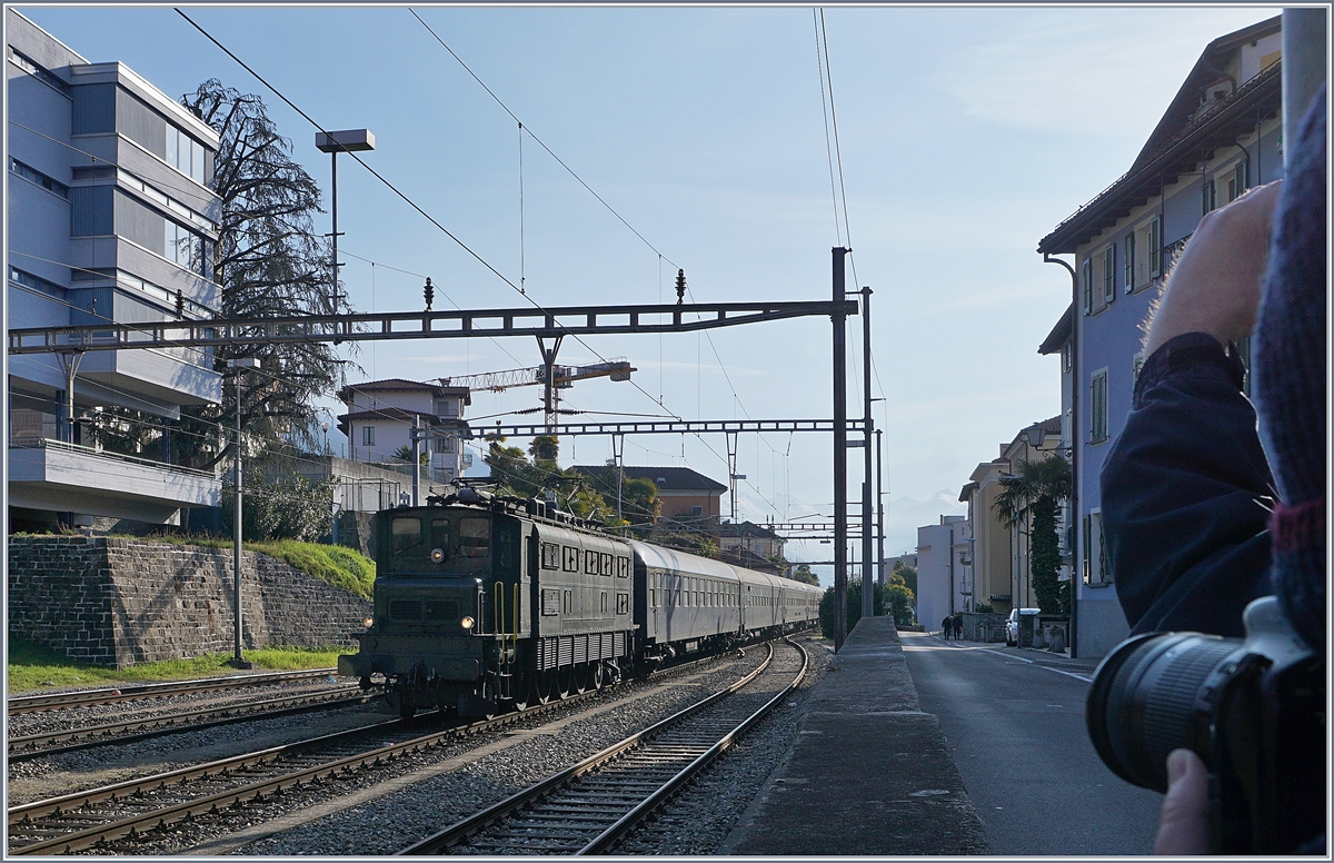 Die Kameras sind auf die Ae 4/7 10987 gerichtet, die mit einem langen Extrazug Locarno erreicht.
22. März 2018