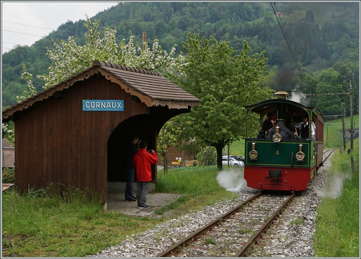 Die kleine G 2/2 Tramlok N° 4 erreicht Cornaux. 
14. Mai 2016