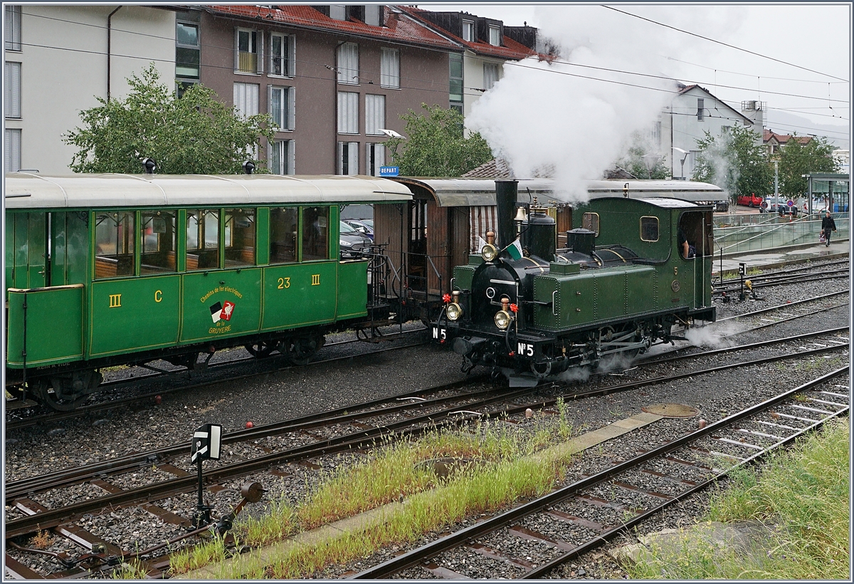 Die kleine LEB G 3/3 Dampflok  Bercher  (Baujahr 1890) rangiert in Blonay. 

2. August 2020 