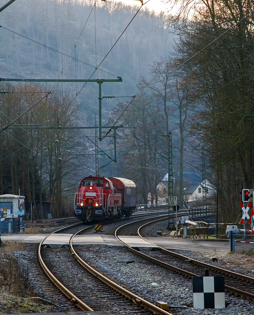 Die Kreuztaler 265 031-5 (92 80 1265 031-5 D-DB), eine Voith Gravita 15L BB der DB Cargo AG, fährt am 12.01.2022 mit einem einzelnen Coilwagen durch Kirchen (Sieg) in Richtung Siegen bzw. Kreuztal. 

Die Lok wurde 2013 von Voith in Kiel unter der Fabriknummer L04-18032 gebaut und an die DB Schenker (heute DB Cargo Deutschland AG) geliefert. 

Die vierachsigen dieselhydraulischen Lokomotiven vom Typ Gravita 15L BB (BR 265) haben einen Leistung von 1.800 kW und habe somit 800 kW mehr Leistung als eine Gravita 10 BB (BR 261). Zudem sind sie über 1m länger als die kleine Schwester.

TECHNISCHE DATEN:
Spurweite:  1.435 mm
Länge über Puffer: 16.860 mm
Drehzapfenabstand: 8.200 mm
Drehgestell-Mittenabstand: 2.400 mm
größte Breite: 3.075 mm
größte Höhe über SOK: 4.273 mm
Raddurchmesser neu: 1.000 mm
kleinster bef. Gleisbogen: 80 m
Eigengewicht: 84 t
Kraftstoffvorrat: 5.000 l
Motor: V-12-Zylinder-Dieselmotor  MTU 12V 4000 R43
Leistung: 1.800 kW bei 1.800 U/min
Getriebe: Voith L 5r4 zseU2
Anfahrzugkraft: 270 kN
Höchstgeschwindigkeit: 100 km/h
Tankvolumen: 5.000 l
Gebaute Stückzahl:  36