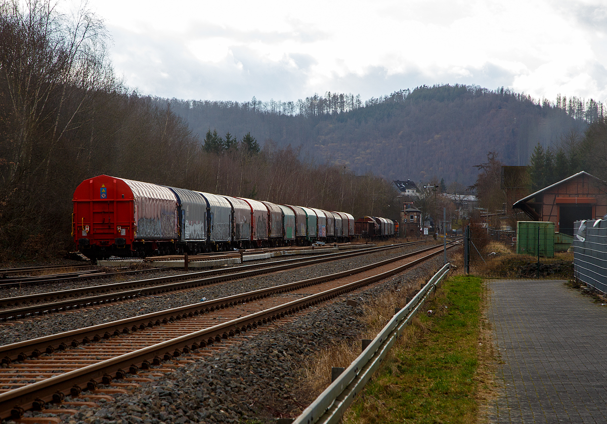 Die KSW 42 (277 902-3) ist mit einem Übergabe-Güterzug vom KSW Rangierbahnhof Herdorf (Freien Grunder Eisenbahn KSW NE447 / DB-Nr. 9275) auf Gleis 4 in den Bahnhof Herdorf eingefahren. Hier muss sie nun erst den Gegenverkehr, der RB 96 „Hellertalbahn“, abwarten, bevor es dann via Betzdorf nach Kreuztal weiter geht. 

Die Hellertalbahn ist ja eine eingleisige Bahnstrecke zwischen Betzdorf (Sieg) und Haiger. Und wie man hier sieht, sind eigentlich auch eingleisige Bahnstrecken sicher, wenn man nicht die Technik und Vorschriften überlistet bzw. übergeht. 

Hinten links das Stellwerk Herdorf Fahrdienstleiter (Hf). Rechts der ehemalige Güterschuppen vom Bahnhof Herdorf, dahinter das ehemalige Empfangsgebäude.