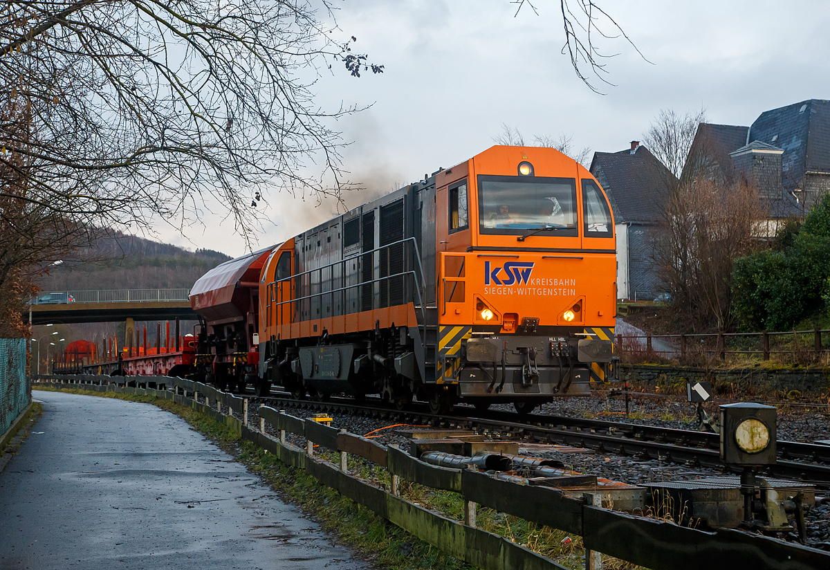 Die KSW 43 (92 80 1273 018-2 D-KSW) der KSW (Kreisbahn Siegen-Wittgenstein), verlässt am 29.01.2021 mit einem Übergabezug den KSW Rbf Herdorf (Betriebsstätte Freien Grunder Eisenbahn - NE 447), und fährt via Betzdorf (Sieg) nach Kreuztal.

Die Lok 43 der KSW ist eine asymmetrische MaK G 2000 BB. Sie wurde 2002 bei Vossloh unter der Fabriknummer 1001327 gebaut und hat einen Caterpillar Motor 3516 B-HD mit 2.240 kW Leistung, die Höchstgeschwindigkeit beträgt 120 km/h.